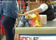 Colas en los supermercados que siguen dando servicio