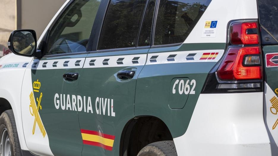 Un coche de la Guardia Civil y un coche de Policía, a 6 de octubre de 2023, en Santa Úrsula, Tenerife, Canarias (España). El incendio de Tenerife sigue sin estar controlado y deja una noche tranquila y sin grandes incidencias. La reactivación del incendio forestal en los municipios de Santa Úrsula y La Orotava evoluciona aún sin estar controlado tras una noche tranquila y sin grandes incidencias pese a que el viento soplaba de forma descendente. No ha habido nuevos desalojos pero más de 3.000 vecinos siguen fuera de sus casas.
06 OCTUBRE 2023;INCENDIO;FUEGO;CONTROLADO;INCIDENCIAS;PROBLEMAS;QUEMADO
Europa Press / Europa Press
(Foto de ARCHIVO)
06/10/2023